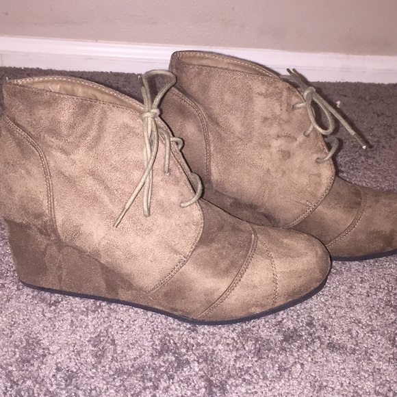 Wet seal wedged suede heels. - Picture 3 of 4